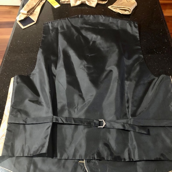 Oliver George Men's 4pc Paisley Design Tuxedo Vest & Ties inGold Floral Jacquard - Picture 3 of 8